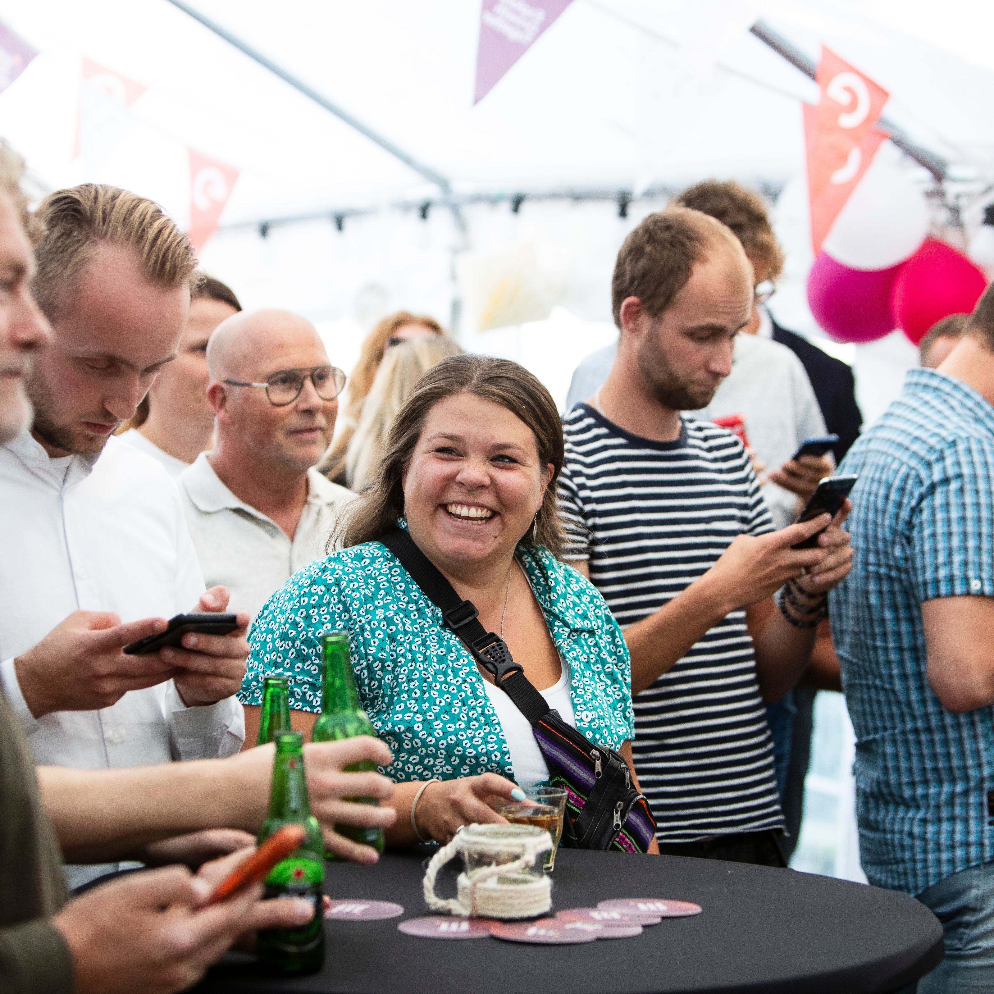 Werknemers aan een grote tafel in overleg.