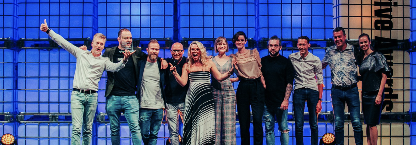 Een delegatie van Snakeware en Hans Boodt Mannequins neemt de Gouden Dutch Interactive Award voor Digitale Transformatie in ontvangst